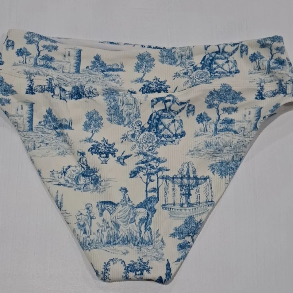 💗SALE💗🆕Gianni Bini NWT Ivory/Blue Historical Print-High Waist Bikini Bottom
